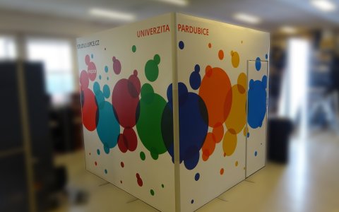 ISOframe exhibit - zázemí s dveřmi - Univerzita Pardubice