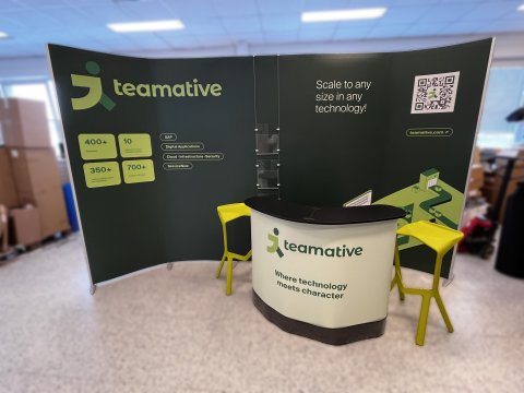ISOframe wave - stánek Teamative - 5 modulů, pult, barové židle